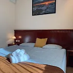 Stylish Downtown - 300m From The Gondola & Free Parking Apartment