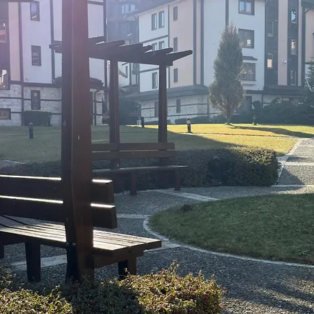 Апартамент Cozy 300m To Gondola - Free Parking *